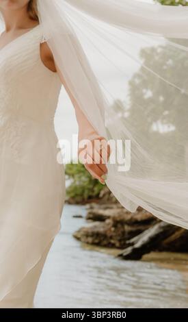 Braut mit Schleier vor dem Hintergrund des Ozeans, Maui Stockfoto