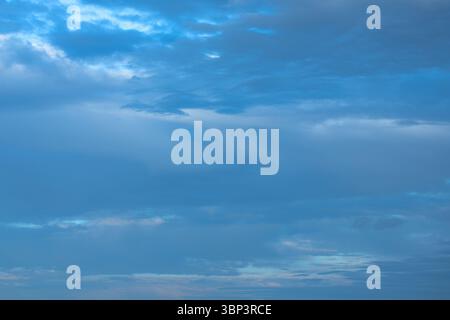 Blauer Verlauf. Himmelblau. Schönheit der Natur. Gutes Wetter. Nach oben schauen. Draufsicht. Bewölkte Landschaft. Friedlicher Tag. Frische Luft. Stockfoto