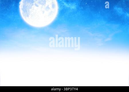 Vollmond leuchtet in flachem Sternenhimmel, mit einer leichten Nebelschicht am fernen Horizont Stockfoto