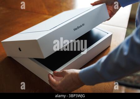 Zlin, Tschechische Republik - 12. April 2025: Apple Laptop Computer. Auspacken des neuen MacBook Air 15 Zoll mit M4-Chip in Mitternachtsfarbe Stockfoto
