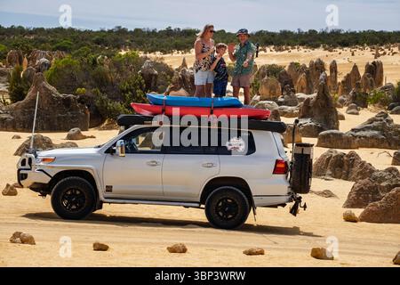 Touristen posieren für ein Selfie auf dem Dach ihres Allradantriebs im Pinnacles, Nambung National Park, Western Australia Stockfoto
