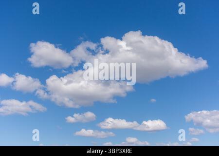 Weiße Cumulus-Wolken und blauer Himmel, Ostsee, Nordeuropa Stockfoto