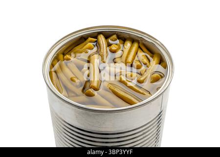 Öffnen Sie die Dose mit grünen Bohnen. Nahaufnahme einer geöffneten Dose, gefüllt mit grünen Bohnen in Flüssigkeit. Das Produkt ist auf einem weißen Hintergrund isoliert. Stockfoto