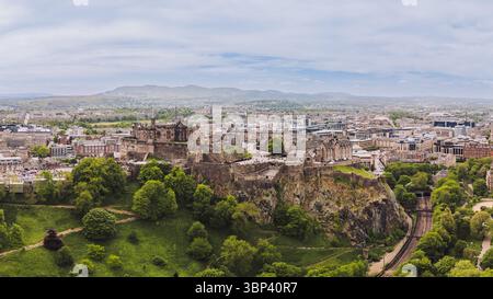 Edinburgh Schottland: 18. Mai 2025: Edinburgh Castle aus der Luft. Edinburgh Castle thront über der Stadt mit üppigem Grün und Besuchern Entdeckungsreise Stockfoto