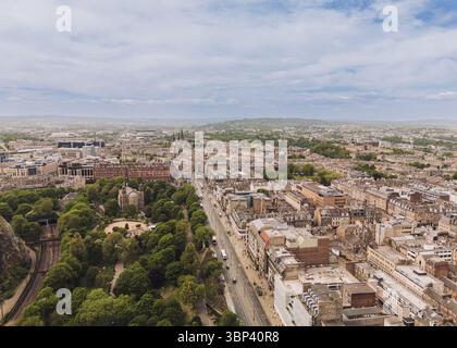 Edinburgh Schottland: 18. Mai 2025: Drohnenblick auf die Princes Street Gardens in Edinburgh, die das Leben und die Architektur der Stadt an einem sonnigen Tag zeigen Stockfoto