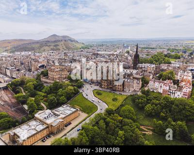 Edinburgh Schottland: 18. Mai 2025: Drohnenblick auf die Princes Street in Edinburgh mit dem Leben und der Architektur der Stadt. Edinburgh Waverley Stockfoto