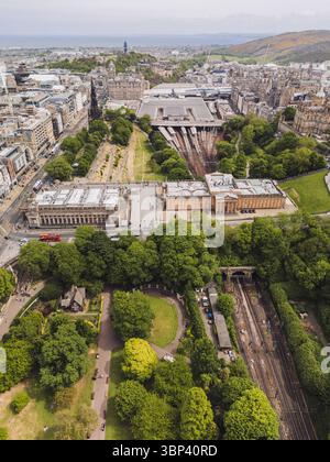 Edinburgh Schottland: 18. Mai 2025: Drohnenblick auf die Princes Street in Edinburgh mit dem Leben und der Architektur der Stadt. Edinburgh Waverley6 Stockfoto