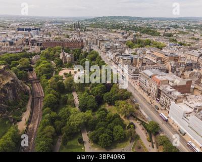Edinburgh Schottland: 18. Mai 2025: Drohnenblick auf die Princes Street Gardens in Edinburgh, die das Leben und die Architektur der Stadt an einem sonnigen Tag zeigen Stockfoto