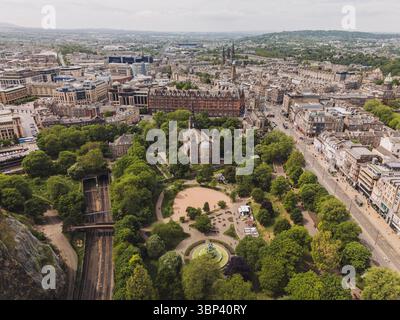 Edinburgh Schottland: 18. Mai 2025: Drohnenblick auf die Princes Street Gardens in Edinburgh, die das Leben und die Architektur der Stadt an einem sonnigen Tag zeigen Stockfoto