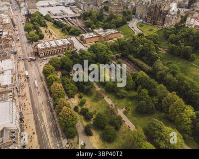 Edinburgh Schottland: 18. Mai 2025: Drohnenblick auf die Princes Street in Edinburgh mit dem Leben und der Architektur der Stadt. Edinburgh Waverley Stockfoto