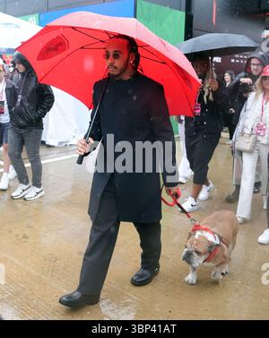 Lewis Hamilton, Ferrari, mit seinem Hund Roscoe nach dem Free Training ...
