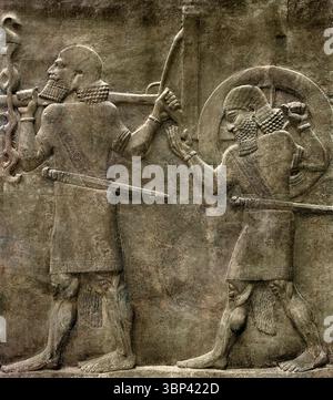 Neo-assyrisches Steinrelief zeigt Soldaten mit einem Kriegswagen, Herrschaft von König Sargon II. 721–705 v. Chr. Palast Chorsabad alte Dur Sharrukin Irak Stockfoto
