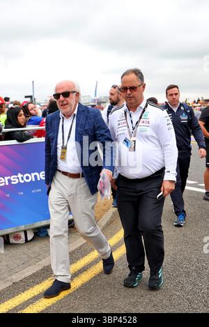Silverstone, Großbritannien. Juli 2025. (L bis R): David Richards (GBR) Prodrive Chairman mit Ron Meadows (GBR) Mercedes AMG F1 Sporting Director. 06.07.2025. Formel-1-Weltmeisterschaft, Rd 12, Britischer Grand Prix, Silverstone, England, Wettkampftag. Das Foto sollte lauten: XPB/Alamy Live News. Stockfoto