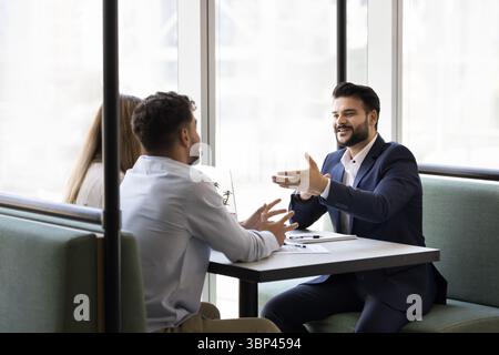 Junge Ehepaare diskutieren das Darlehensangebot mit einem professionellen Rechtsberater Stockfoto