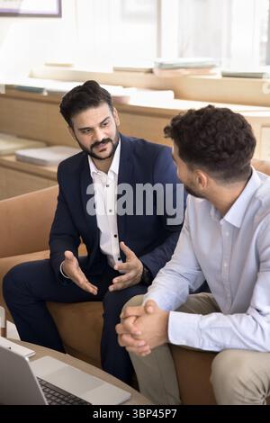 Erfahrener Geschäftsmann professioneller Anwalt erklärt dem interessierten Kunden Details zum Geschäft Stockfoto