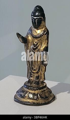 Ein Nahaufnahme einer alten koreanischen Statue aus vergoldeter Bronze aus der Zeit der Vereinigten Siulla (668 bis 935 n. Chr.), die Überreste von Goldvergoldung und eine einfache, längliche Form zeigt. Buddhistische Kunst blühte in Korea während und nach der Zeit der drei Königreiche (ca. 57 v. Chr. ? 668 n. Chr.), nach der Einführung des Buddhismus aus China. Vergoldete Bronzestatuen waren hoch geschätzt, oft von Königen und Aristokraten in Auftrag gegeben, und repräsentieren wichtige religiöse und künstlerische Ausdrucksformen der Epoche. Sie spiegeln sowohl die indigenen koreanischen künstlerischen Empfindlichkeiten als auch die Einflüsse der chinesischen buddhistischen Ikone wider Stockfoto
