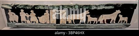 Ein Nahaufnahme eines Abschnitts des „Milchfrisches“ von der Fassade des Tempels von Ninhursag in Tell al-'Ubaid, Irak, zeigt stilisierte Kalksteinfiguren, die Kühe melken und Milchprodukte mit einer bronzenen Intarsien-Türscheibe herstellen. Tell al-'Ubaid ist eine kleine antike archäologische Stätte aus der frühen Dynastie, 2800-2600 v. Chr., etwa sechs Kilometer westlich der Stätte des antiken Ur und etwa 6 Kilometer nördlich des antiken Eridu im südlichen Irak. Es war ein Kultzentrum für die Göttin Ninhursag. c. 2500 v. Chr. Stockfoto