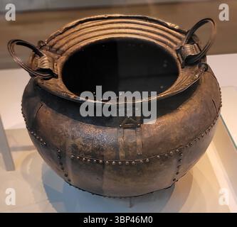 Eine Fotografie des Battersea Cauldron, ein aus der Eisenzeit stammendes Blechbronzeschiff aus der Zeit von 100 v. Chr. bis 50 v. Chr., das in der Themse bei Battersea, London, gefunden wurde. Stockfoto