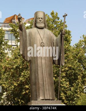 Eine Fotografie der Bronzestatue des Erzbischofs Damaskinos in Athen, die 1992 eingeweiht wurde. Erzbischof Damaskinos Papandreou (1891 ? 1949) war Erzbischof von Athen und ganz Griechenland von 1941 bis zu seinem Tod 1949. Er war auch Regente Griechenlands zwischen dem Abzug der deutschen Besatzungsmacht 1944 und der Rückkehr König Georg II. Nach Griechenland 1946. Seine Herrschaft bestand zwischen der Befreiung Griechenlands von der Achsenbesetzung Griechenlands während des Zweiten Weltkriegs und dem griechischen Bürgerkrieg. c. 2023. Stockfoto
