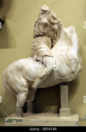 Eine Fotografie einer Sammlung von antiken griechischen Votivstatuen aus weiblichem Marmor im Heiligtum des Asklepius in Epidaurus. Vor allem in der klassischen und hellenistischen Zeit war es die wichtigste heilige Stätte des Asklepius. Das Heiligtum von Epidaurus war der Rivale von Kultstätten wie dem Zeus-Heiligtum in Olympia und Apollo in Delphi. Der Tempel wurde Anfang des 4. Jahrhunderts v. Chr. erbaut. Wenn der Tempel noch im 4. Jahrhundert n. Chr. genutzt wurde, wäre er während der Verfolgung von Heiden im späten Römischen Reich geschlossen worden, als die christlichen Kaiser Erlasse erließen, die nicht-christlichen Gottesdienst verbieten Stockfoto