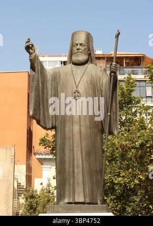 Eine Fotografie der Bronzestatue des Erzbischofs Damaskinos in Athen, die 1992 eingeweiht wurde. Erzbischof Damaskinos Papandreou (1891 ? 1949) war Erzbischof von Athen und ganz Griechenland von 1941 bis zu seinem Tod 1949. Er war auch Regente Griechenlands zwischen dem Abzug der deutschen Besatzungsmacht 1944 und der Rückkehr König Georg II. Nach Griechenland 1946. Seine Herrschaft bestand zwischen der Befreiung Griechenlands von der Achsenbesetzung Griechenlands während des Zweiten Weltkriegs und dem griechischen Bürgerkrieg. c. 2023. Stockfoto
