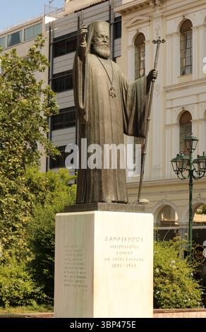 Eine Fotografie der Bronzestatue des Erzbischofs Damaskinos in Athen, die 1992 eingeweiht wurde. Erzbischof Damaskinos Papandreou (1891 ? 1949) war Erzbischof von Athen und ganz Griechenland von 1941 bis zu seinem Tod 1949. Er war auch Regente Griechenlands zwischen dem Abzug der deutschen Besatzungsmacht 1944 und der Rückkehr König Georg II. Nach Griechenland 1946. Seine Herrschaft bestand zwischen der Befreiung Griechenlands von der Achsenbesetzung Griechenlands während des Zweiten Weltkriegs und dem griechischen Bürgerkrieg. c. 2023. Stockfoto