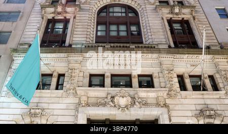 Ein Foto des Tiffany & Co. Flagship Stores (auch bekannt als The Landmark), einem zehnstöckigen Einzelhandelsgebäude in Midtown Manhattan, New York City, im luxuriösen Einkaufsviertel an der Fifth Avenue zwischen der 49. Und 60. Straße. Das Gebäude an der 727 Fifth Avenue diente seit seiner Fertigstellung im Jahr 1940 als sechster Flagship Store von Tiffany & Co. Es wurde von den New Yorker Architekten Cross & Cross entworfen. c. 2023. Stockfoto
