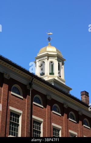 Ein Foto von Faneuil Hall Kuppel und Wetterfahne. Faneuil Hall ist ein Marktplatz und Versammlungshalle in der Nähe des Ufers und des Government Center in Boston, Massachusetts, USA. Die 1742 eröffnete Stadt war der Ort mehrerer Reden von Samuel Adams, James Otis und anderen, die die Unabhängigkeit von Großbritannien forderten. Er ist heute Teil des Boston National Historical Park und ein bekannter Halt auf dem Freedom Trail. Es wird manchmal als „Wiege der Freiheit“ bezeichnet, obwohl das Gebäude und die Lage an die Sklaverei gebunden sind. c. 2023. Stockfoto
