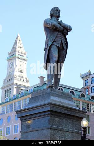 Ein Foto der Statue von Samuel Adams, Boston, 1880, vor der Faneuil Hall, wo das Boston Town Meeting stattfand. Samuel Adams (1722 ? 1803) war ein US-amerikanischer Staatsmann, politischer Philosoph und Gründervater der Vereinigten Staaten. Er war Politiker im Kolonialstaat Massachusetts, ein Führer der Bewegung, die zur Amerikanischen Revolution wurde und Unterzeichner der Unabhängigkeitserklärung war. c. 2023. Stockfoto