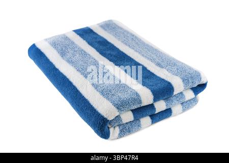 Sorgfältig gefaltetes, weiches, gestreiftes blaues Badetuch isoliert auf weißem Hintergrund. Frotteetuch, gestreifte Handtuchstruktur, Baumwollbadestoff oder Mikrofi Stockfoto
