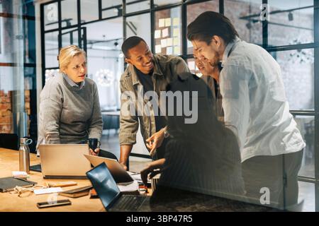 Unternehmer diskutieren im Team-Meeting im Büro miteinander Stockfoto
