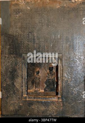Ein Foto einer großen buddhistischen Kalksteinstele mit geschnitzten Figuren und Inschriften. Tang Dynastie, Chinesisch. 704 CE Stockfoto