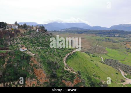 Die Landschaft an der westlichen Stelle der Neuen Brücke über den Fluss Guadalevin, Puente Nuevo, Ronda, Andalusien, Spanien Stockfoto