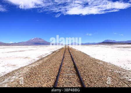 Eisenbahngleise im Salar de Chiguana, Departement Potosi in Bolivien Stockfoto
