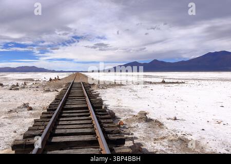 Eisenbahngleise im Salar de Chiguana, Departement Potosi in Bolivien Stockfoto