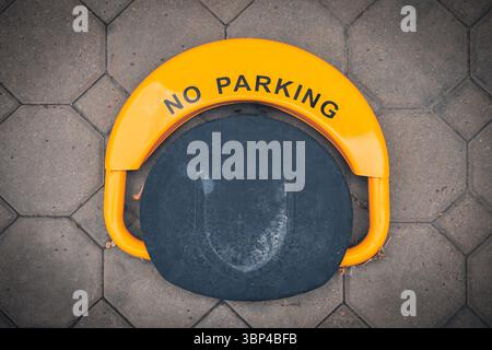 Parksperre mit eingeklappter Position. Straßenbeschränkungen Stockfoto