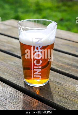 Ein Pint Unicorn-Bier, gebraut von Robinsons Brewery, auf einem Holztisch, England, Großbritannien Stockfoto