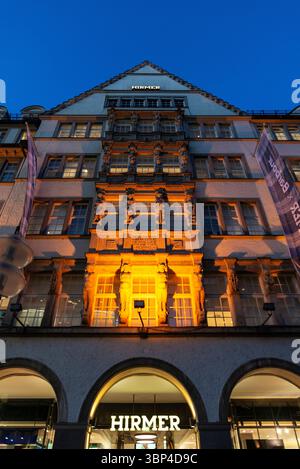 München, Deutschland - 3. April 2025: Fassade des Hirmer Herrenbekleidungsgeschäfts in der Kaufingerstraße, einer Einkaufsstraße in München Stockfoto
