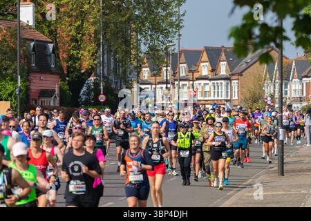 LONDON, Großbritannien - 27. APRIL 2025: Eine große Anzahl von Menschen läuft beim London Marathon 2025. Stockfoto