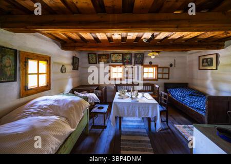 Gemütliche Holzeinrichtung mit Vintage-Möbeln und Dekor in einem slowakischen Cottage Stockfoto