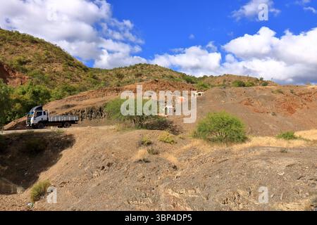 Sucre in Bolivien - 23. Mai 2025: Menschen rund um die Brücke des Marshals Antonio José de Sucre über den Pilcomayo Stockfoto