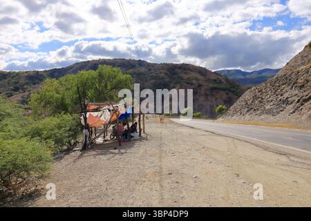 Sucre in Bolivien - 23. Mai 2025: Menschen rund um die Brücke des Marshals Antonio José de Sucre über den Pilcomayo Stockfoto