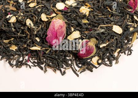 Komposition aus schwarzem Tee mit Ginseng-Stücken und Teerosen Stockfoto