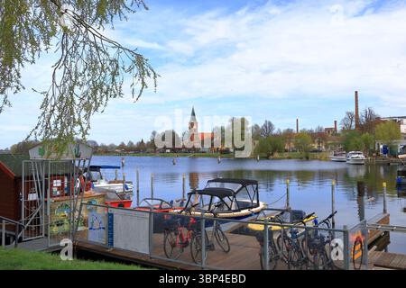 Werder an der Havel, Brandenburg - 13. April 2025: Blick über die havel zur Kirche Maria Meeresstern Stockfoto