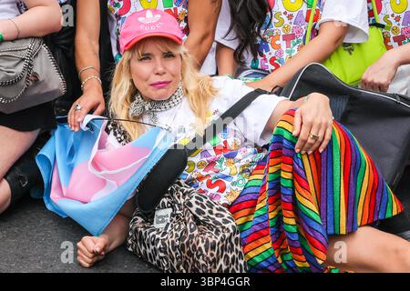 London, Großbritannien. Juli 2025. Sänger Paloma Faith bei der Pride in London Parade. In diesem Jahr finden rund 500 Gruppen mit über 33.000 Teilnehmern statt, sowie Soundbühnen entlang der Strecke, am Trafalgar Square und um Soho. Stolz feiert Vielfalt, Toleranz und die LGBT-Community. Quelle: Imageplotter/Alamy Live News Stockfoto