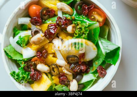 Nahaufnahme köstlicher Obstsalat und verschiedene Früchte, gesundes Lebensmittelkonzept Stockfoto