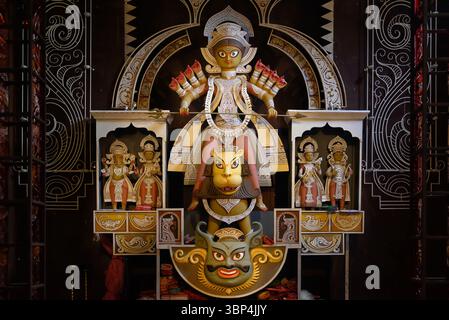 Idol der Göttin Devi Durga in einem wunderschön dekorierten Pandal während des Durga Puja Festivals in Kolkata, Westbengalen, Indien am 13. Oktober 2024 Stockfoto
