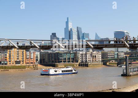 LONDON, UK - 3. APRIL 2025: Blick auf die Skyline der City of London im Frühjahr mit vielen Bürogebäuden und Wolkenkratzern sowie einer Stadt Stockfoto