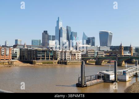LONDON, UK - 3. APRIL 2025: Blick auf die Skyline der Stadt London im Frühjahr, mit vielen Bürogebäuden und Wolkenkratzern sowie einem Pier Stockfoto