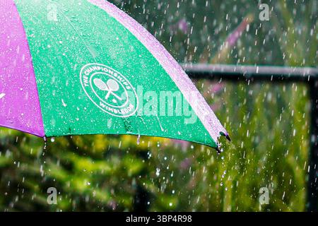 London, Großbritannien. Juli 2025. Tennis: Grand Slam/WTA Tour/ATP Tour - Wimbledon. Regenwasser läuft über einen Schirm. Frank Molter/dpa/Alamy Live News Stockfoto